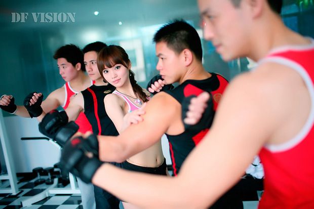 健身房里的性感美女教练 身材火辣(图17)