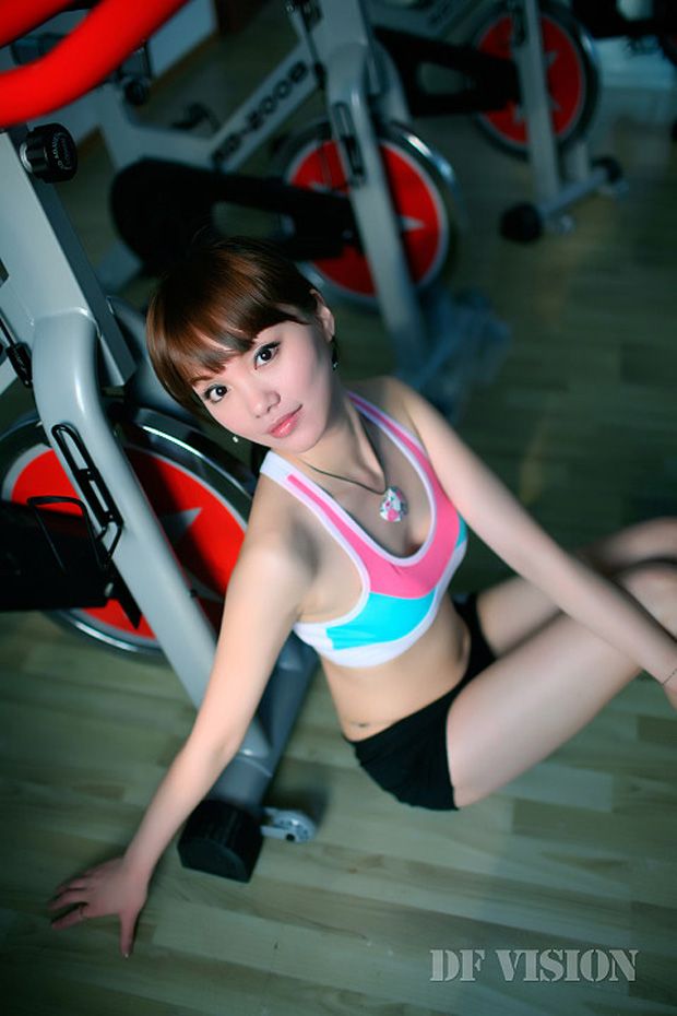 健身房里的性感美女教练 身材火辣(图2)