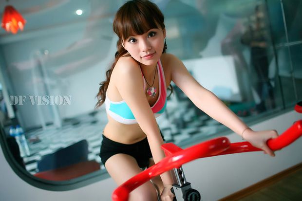 健身房里的性感美女教练 身材火辣(图3)