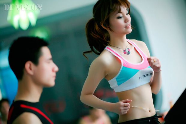 健身房里的性感美女教练 身材火辣(图9)