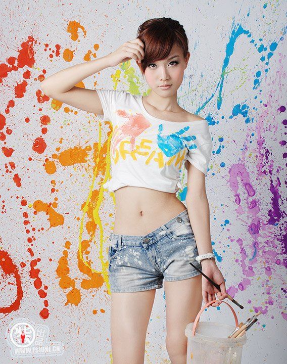 靓丽性感的院校画家美女(图2)