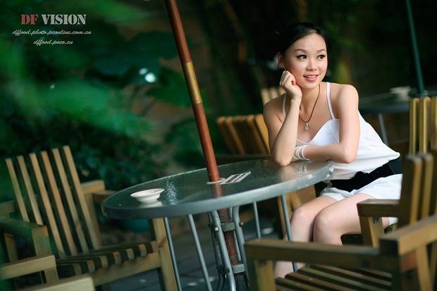 茶吧内气质非凡的白领美女(图2)