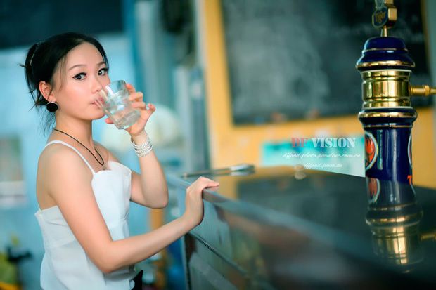 茶吧内气质非凡的白领美女(图4)