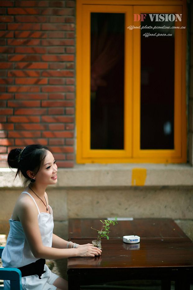 茶吧内气质非凡的白领美女(图5)