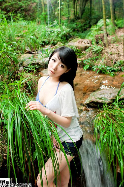 炎热夏天里 清凉美女野外自拍(图3)