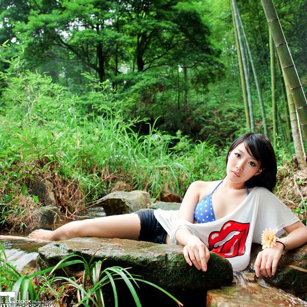 炎热夏天里 清凉美女野外自拍(图4)