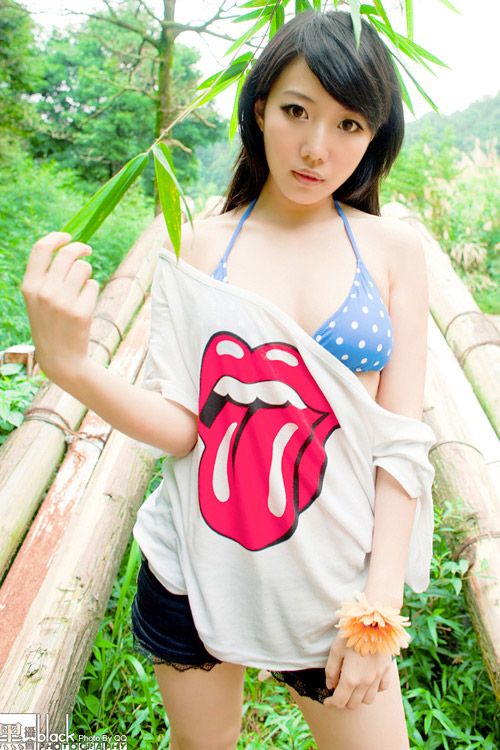 炎热夏天里 清凉美女野外自拍(图8)