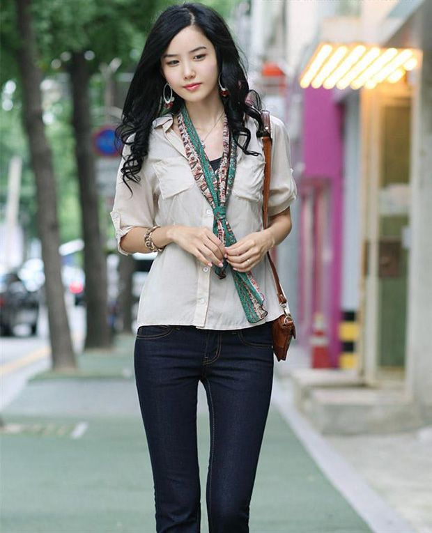 清纯时尚女孩 大马路上秀美腿(图2)