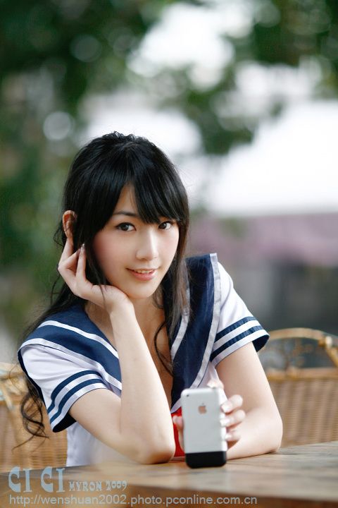 甜甜养眼mm学生制服写真(图1)