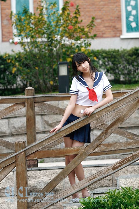 甜甜养眼mm学生制服写真(图2)
