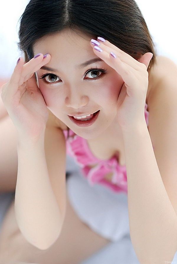 白皙又粉嫩的性感酥胸美少女(图5)