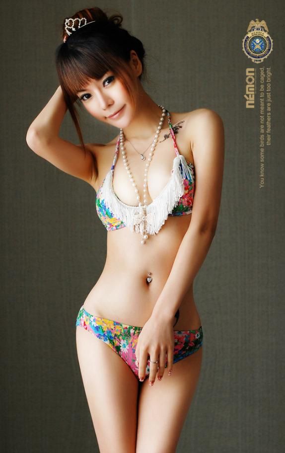 纹身美女喷血私房照曝光(图15)