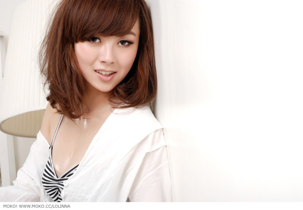 美女宽松白衬衫+条纹小吊带(图6)