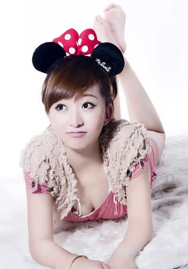 脸蛋纯情的白嫩90后美女(图2)