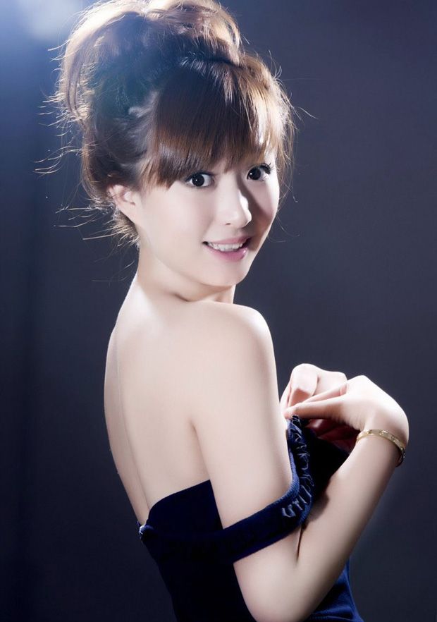 脸蛋纯情的白嫩90后美女(图4)