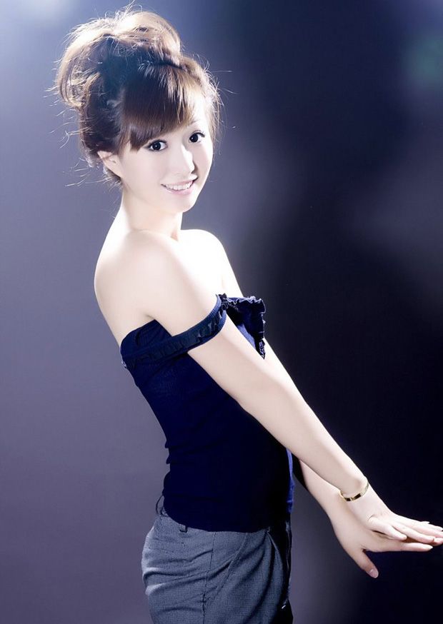 脸蛋纯情的白嫩90后美女(图5)