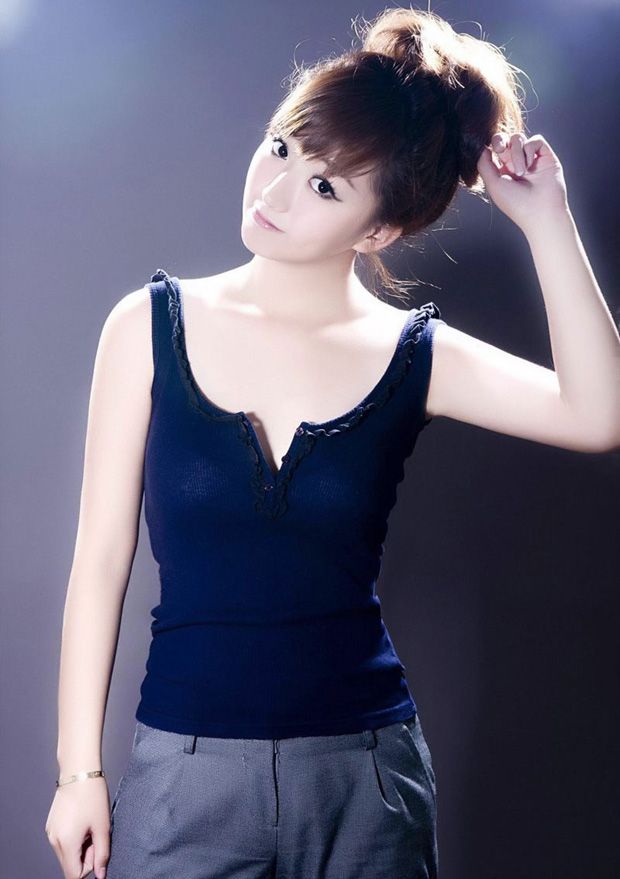 脸蛋纯情的白嫩90后美女(图6)