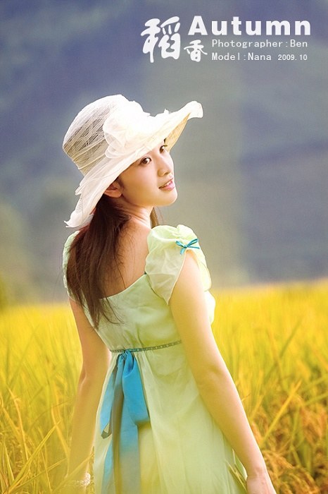 金色稻香主题美女写真(图2)
