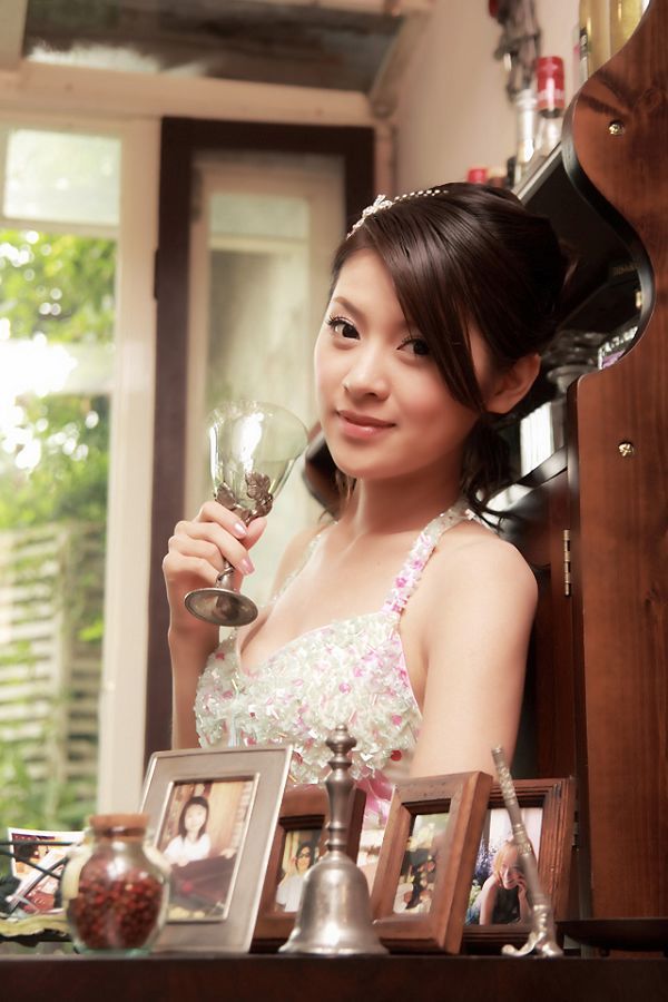 美丽90后少女闺房性感秀(图2)