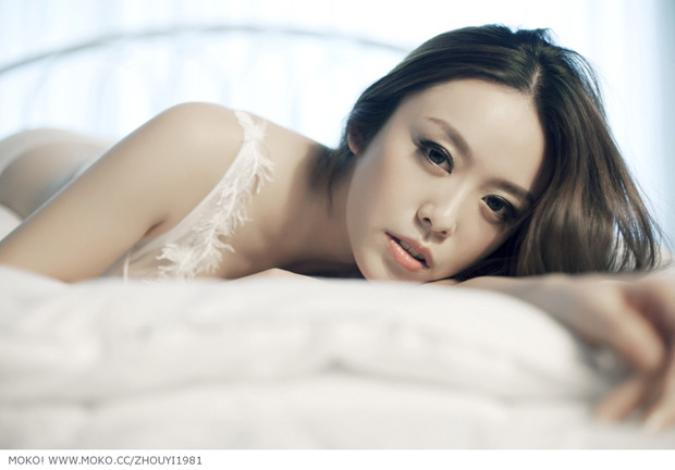 美女模特周毅乳白色写真(图4)