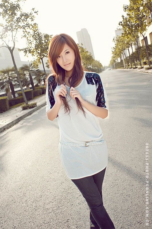 时尚美女秋日街头展现甜美范儿(图10)