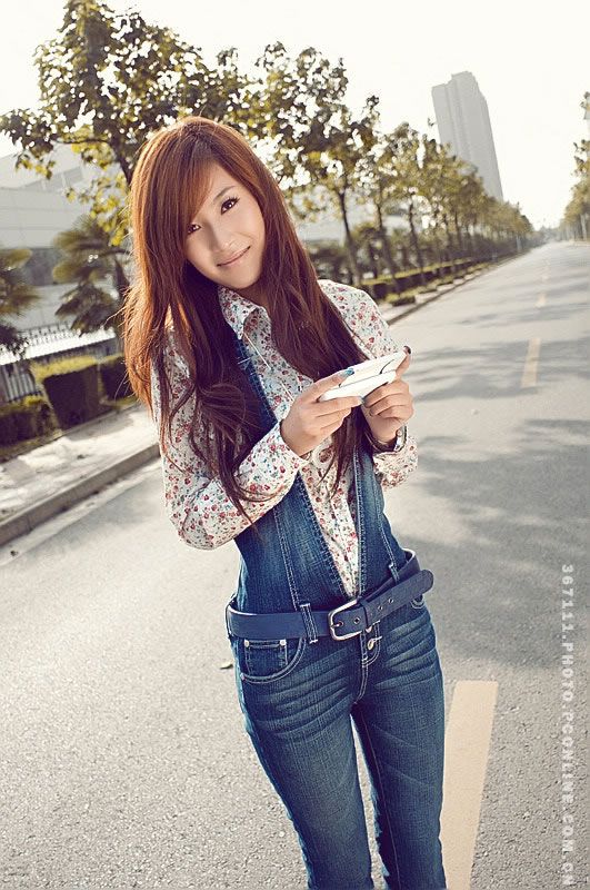 时尚美女秋日街头展现甜美范儿(图3)