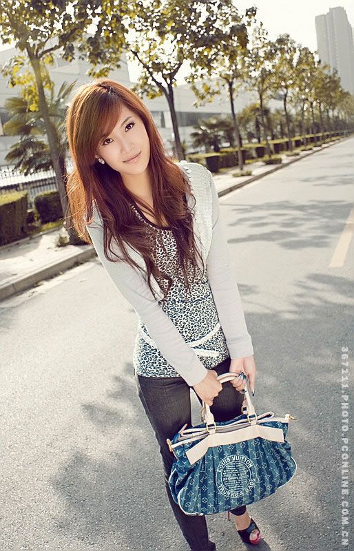 时尚美女秋日街头展现甜美范儿(图4)