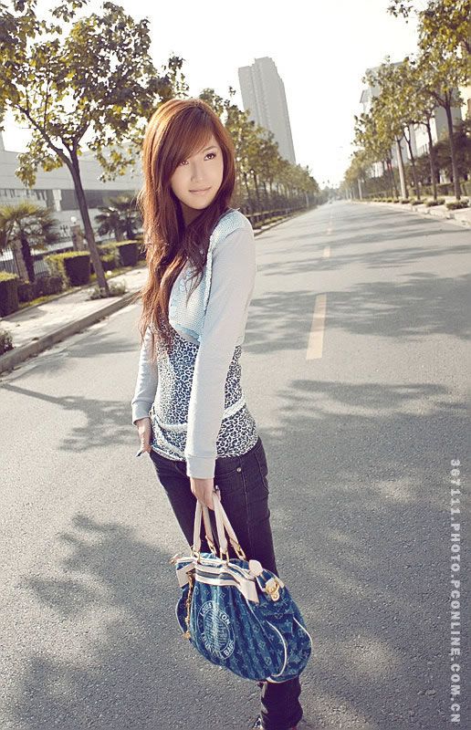 时尚美女秋日街头展现甜美范儿(图6)