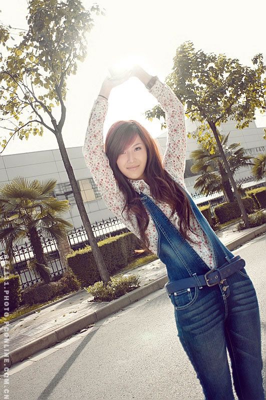 时尚美女秋日街头展现甜美范儿(图7)