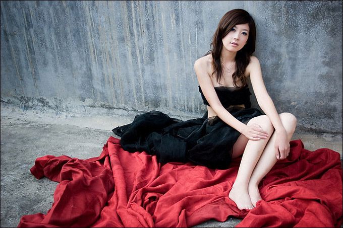 性感美女黑丝抹胸户外写真(图4)