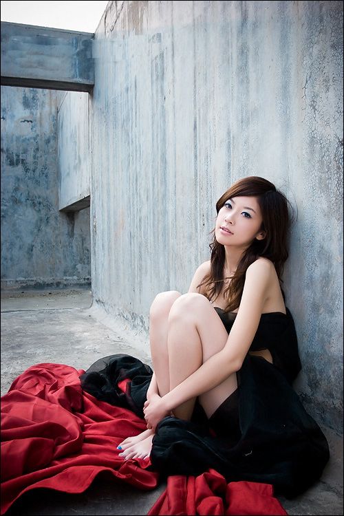 性感美女黑丝抹胸户外写真(图5)