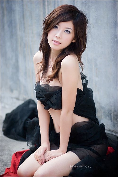 性感美女黑丝抹胸户外写真(图7)