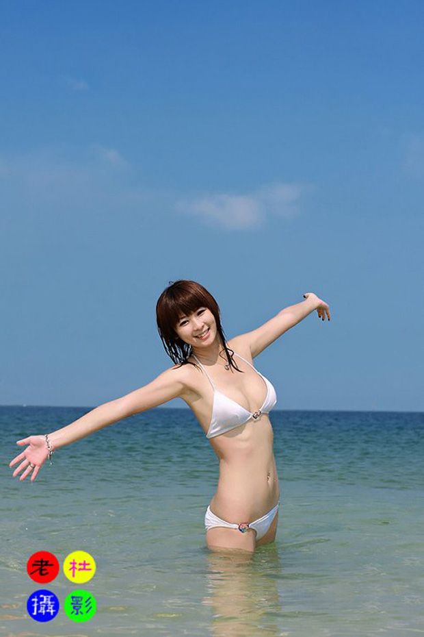 超丰满性感小美女 在海水里嬉戏(图5)