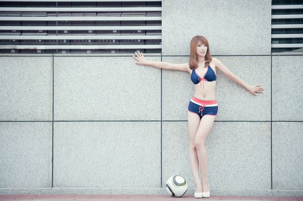 美女足球宝贝 身着比基尼很迷人(图10)