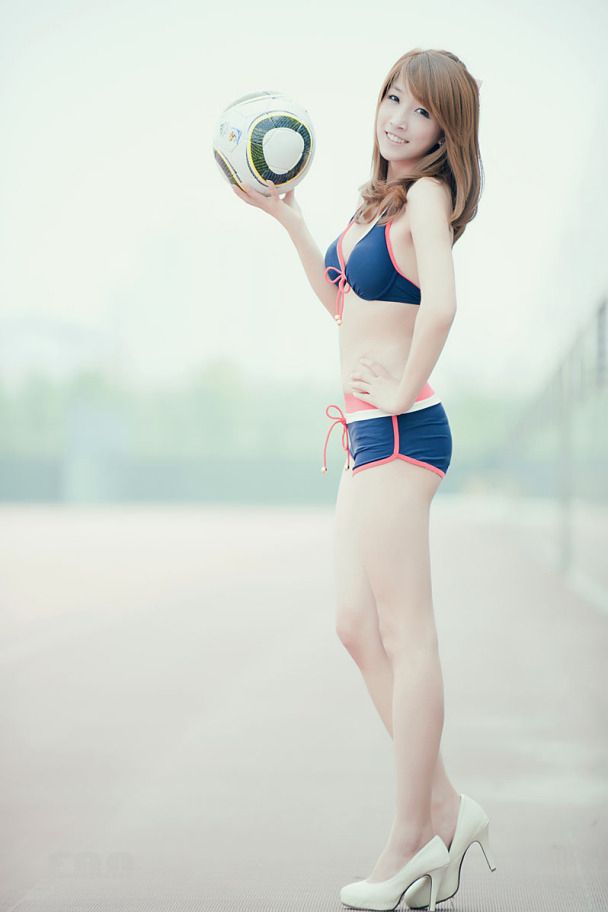 美女足球宝贝 身着比基尼很迷人(图3)