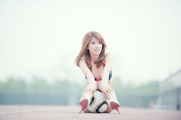 美女足球宝贝 身着比基尼很迷人(图4)