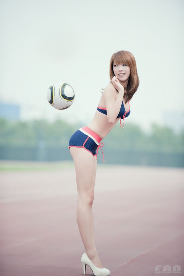 美女足球宝贝 身着比基尼很迷人(图5)