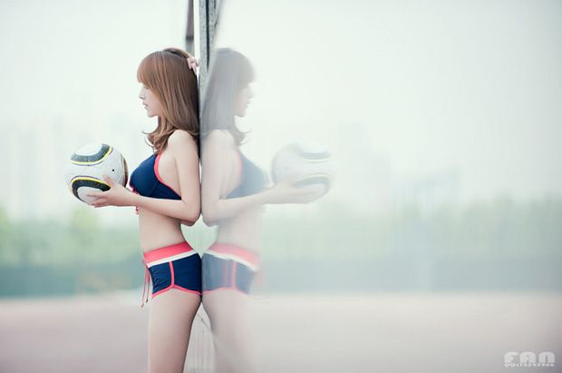 美女足球宝贝 身着比基尼很迷人(图6)