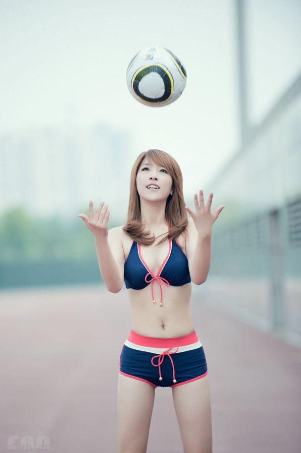 美女足球宝贝 身着比基尼很迷人(图7)