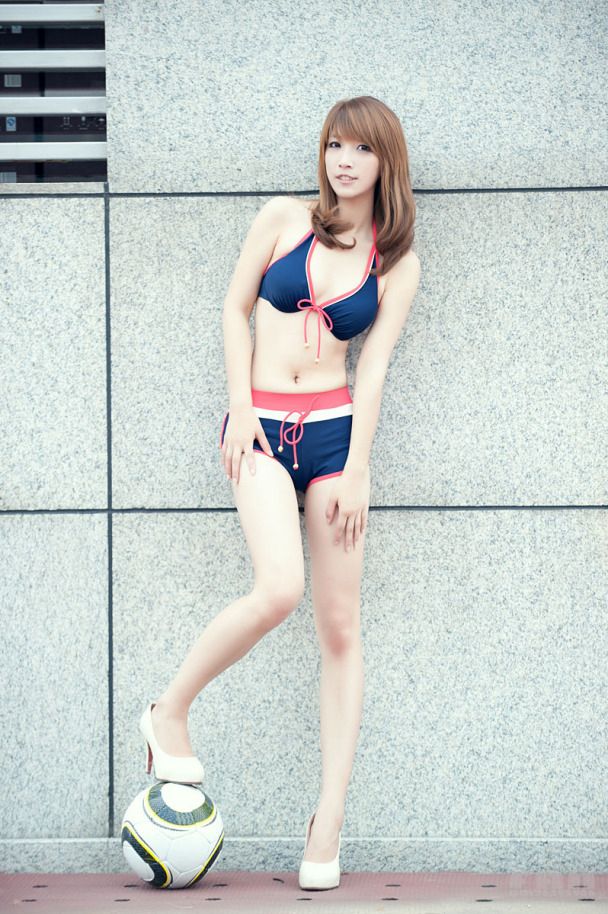 美女足球宝贝 身着比基尼很迷人(图9)