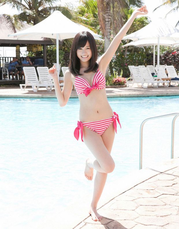 清凉泳装姐妹花水池边嬉戏(图10)