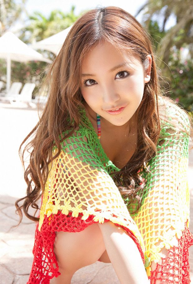 清凉泳装姐妹花水池边嬉戏(图2)