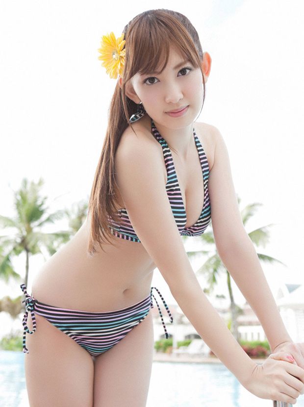 清凉泳装姐妹花水池边嬉戏(图6)