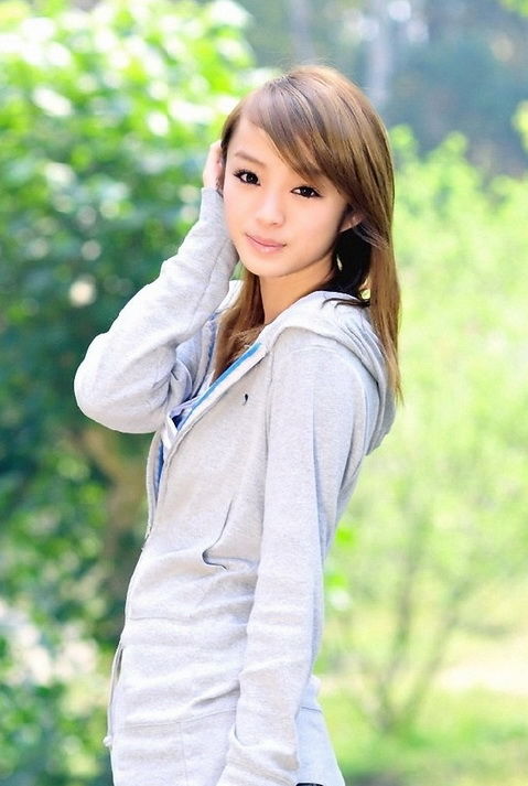 90后清纯美眉黄诗思私房照(图2)