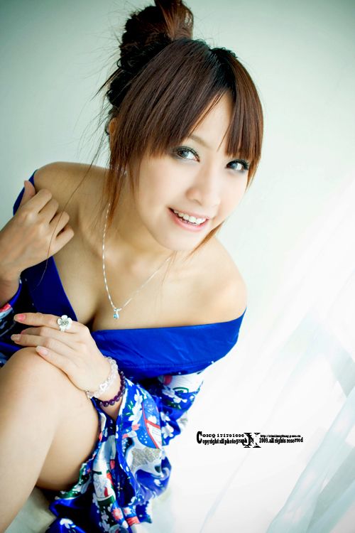 皮肤白嫩如雪的和服美女显性感(图2)