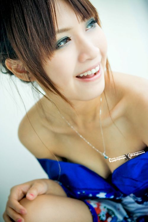 皮肤白嫩如雪的和服美女显性感(图6)