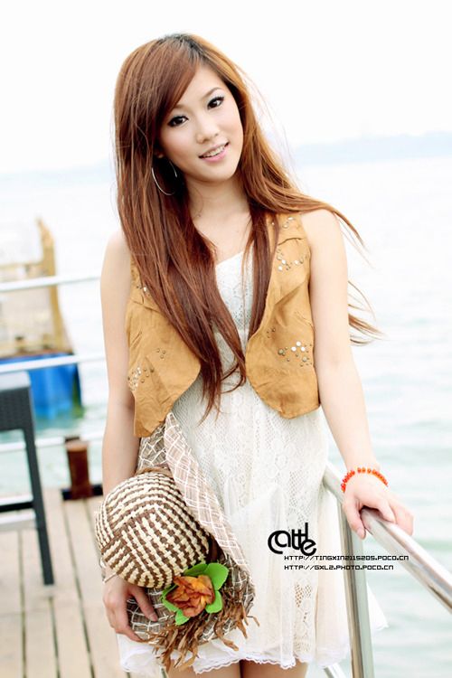 愉悦美眉清纯中透出丝丝性感(图2)