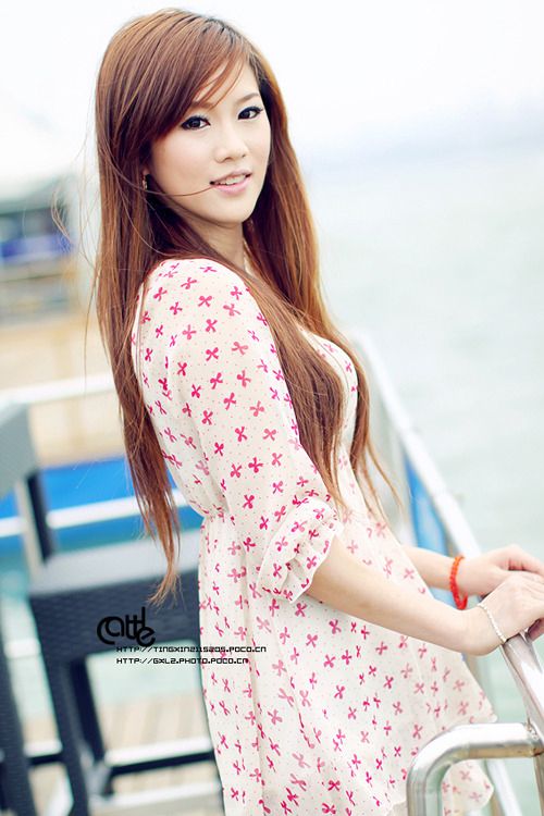 愉悦美眉清纯中透出丝丝性感(图3)