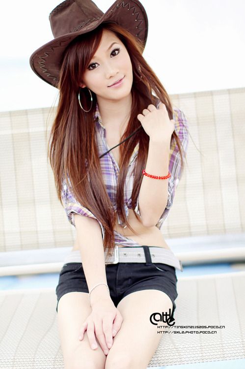 愉悦美眉清纯中透出丝丝性感(图5)