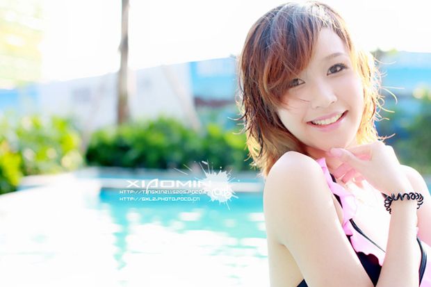 超纯女孩泳池嬉戏 美丽绝不逊于奶茶MM(图1)